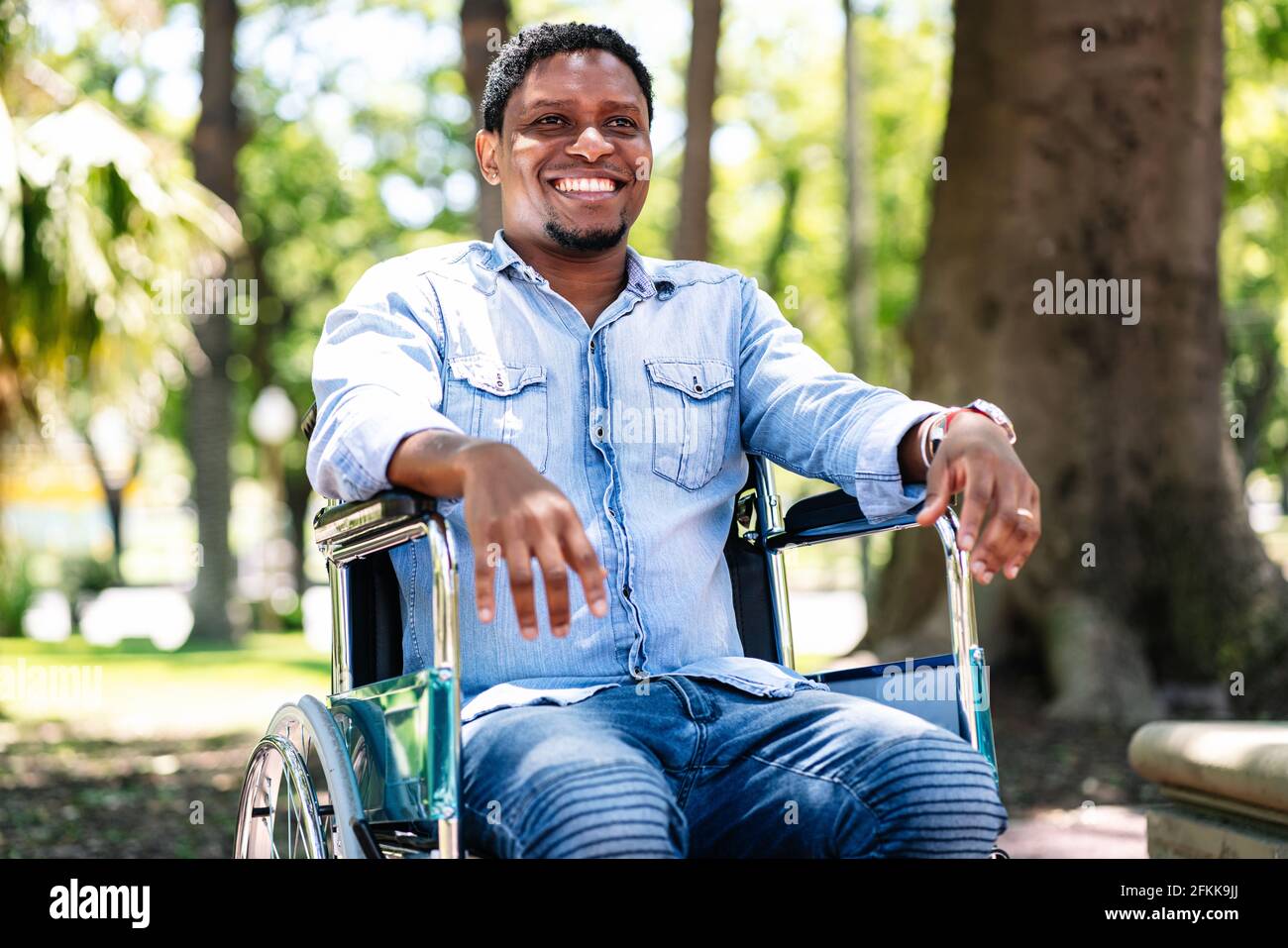 Homme en fauteuil roulant au parc. Banque D'Images