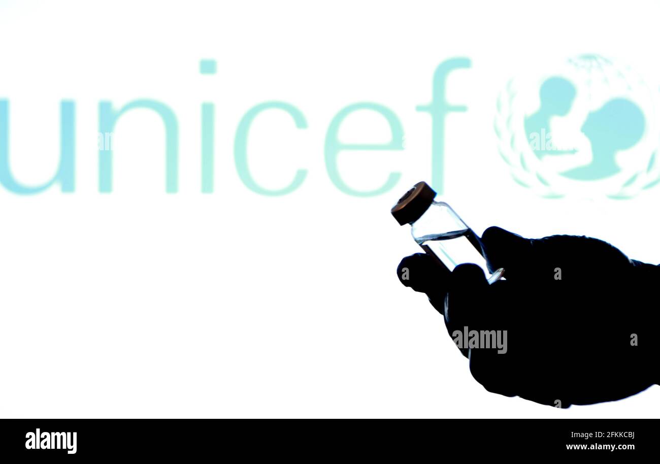 Madrid, Espagne - 2 mai 2021 : flacon à main avec vaccin Covid-19 et logo UNICEF sur fond blanc. Banque D'Images