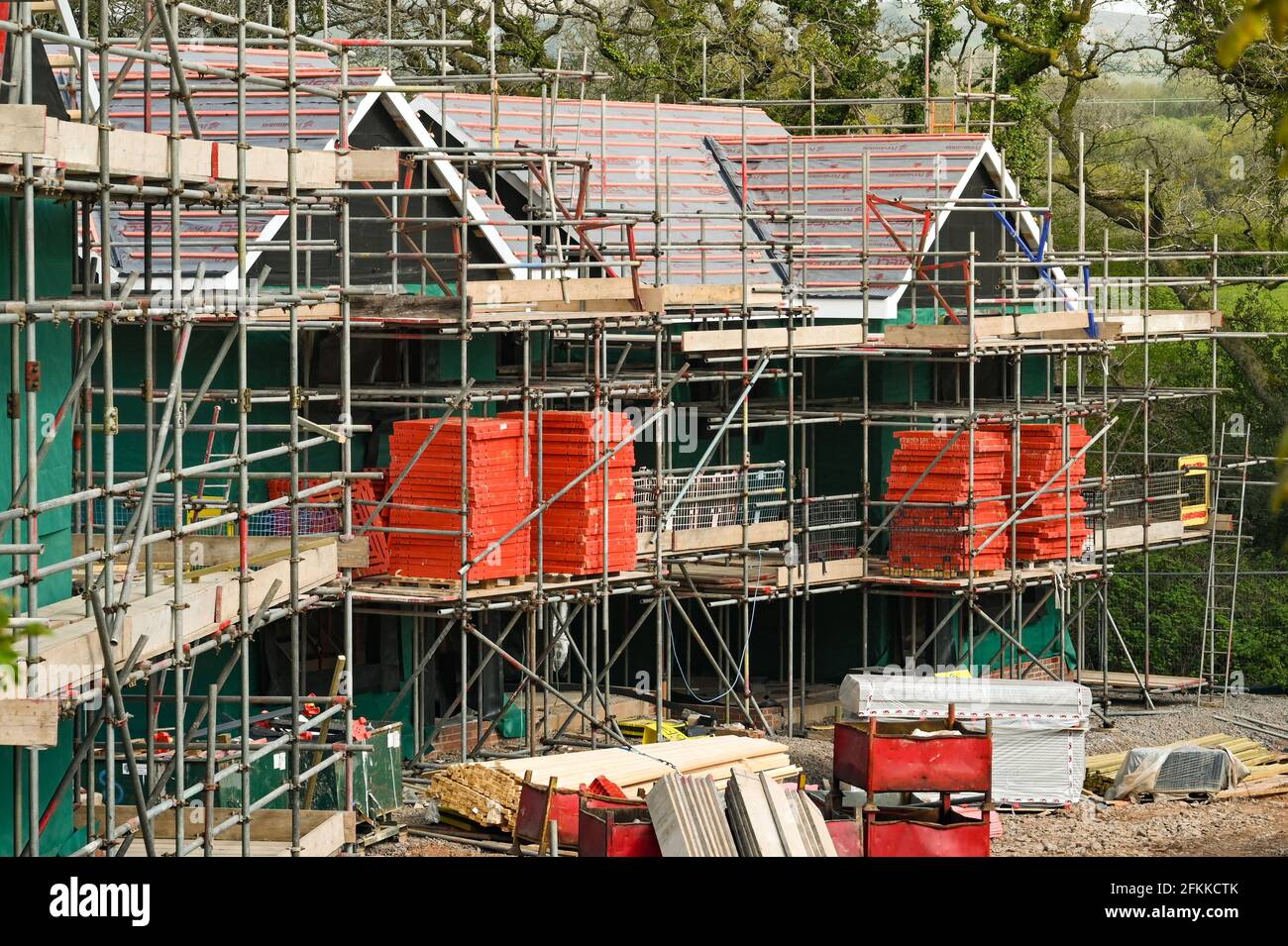 Llanharan, pays de Galles du Sud - avril 2021 : échafaudage autour de nouvelles maisons en cours de construction sur un nouveau développement de logements Banque D'Images Llanharan, pays de Galles du Sud - avril 2021 : échafaudage autour de nouvelles maisons en cours de construction sur un nouveau développement de logements Banque D'Images