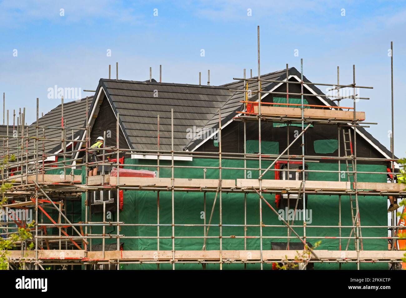 Llanharan, pays de Galles du Sud - avril 2021 : échafaudage autour de nouvelles maisons en cours de construction sur un nouveau développement de logements Banque D'Images Llanharan, pays de Galles du Sud - avril 2021 : échafaudage autour de nouvelles maisons en cours de construction sur un nouveau développement de logements Banque D'Images