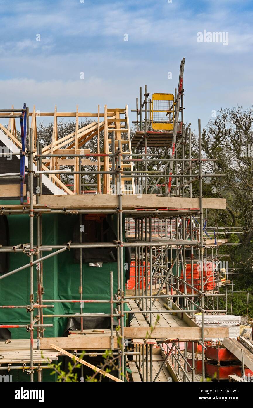 Llanharan, pays de Galles du Sud - avril 2021 : échafaudage autour de nouvelles maisons en cours de construction sur un nouveau développement de logements Banque D'Images Llanharan, pays de Galles du Sud - avril 2021 : échafaudage autour de nouvelles maisons en cours de construction sur un nouveau développement de logements Banque D'Images