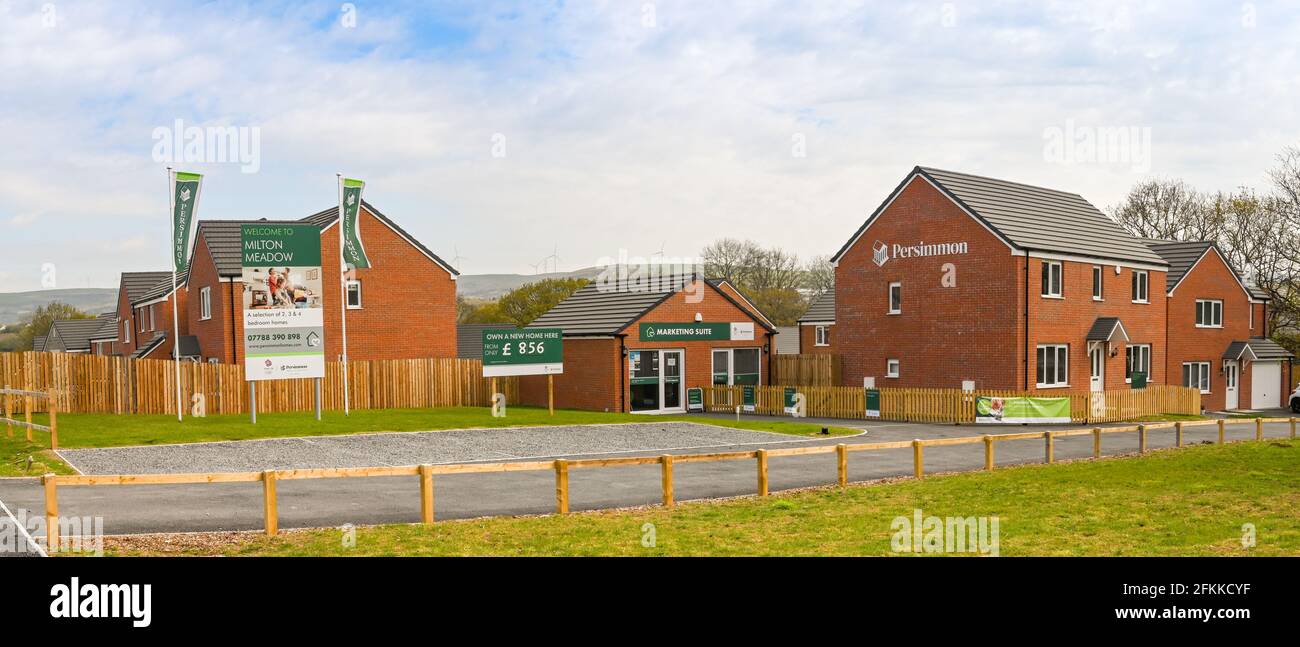 Llanharan, pays de Galles du Sud - avril 2021 : vue panoramique de la maison d'exposition pour un nouveau développement de logements par Persimmon Homes. Banque D'Images Llanharan, pays de Galles du Sud - avril 2021 : vue panoramique de la maison d'exposition pour un nouveau développement de logements par Persimmon Homes. Banque D'Images