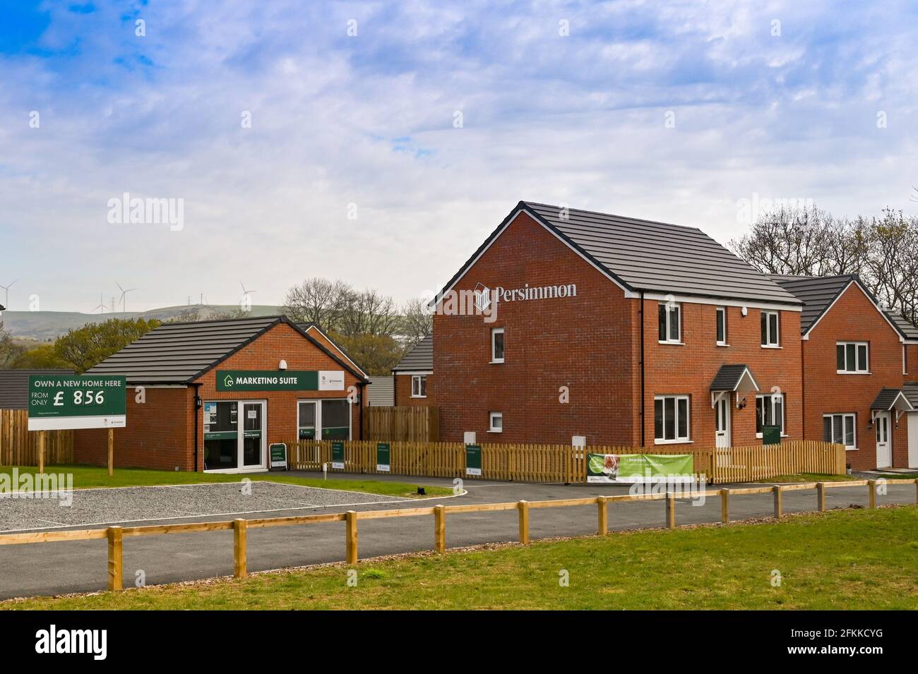 Llanharan, pays de Galles du Sud - avril 2021 : maison séparée comme maison de spectacle pour un nouveau développement de logements par Persimmon Homes. Banque D'Images Llanharan, pays de Galles du Sud - avril 2021 : maison séparée comme maison de spectacle pour un nouveau développement de logements par Persimmon Homes. Banque D'Images