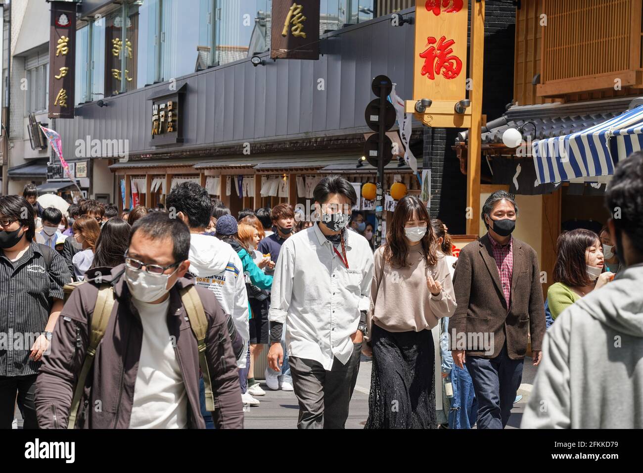 ISE, Japon. 1er mai 2021. Les personnes portant des masques de visage marchent dans une rue touristique près du sanctuaire ISE Jingu pendant les vacances de la semaine d'or. Les leaders de la préfecture du Japon ont exhorté les habitants à éviter les déplacements inutiles, le pays étant confronté à une quatrième vague de pandémie du coronavirus avec moins de trois mois pour se rendre jusqu'aux Jeux olympiques de Tokyo. (Photo par Jinhee Lee/SOPA Images/Sipa USA) crédit: SIPA USA/Alay Live News Banque D'Images