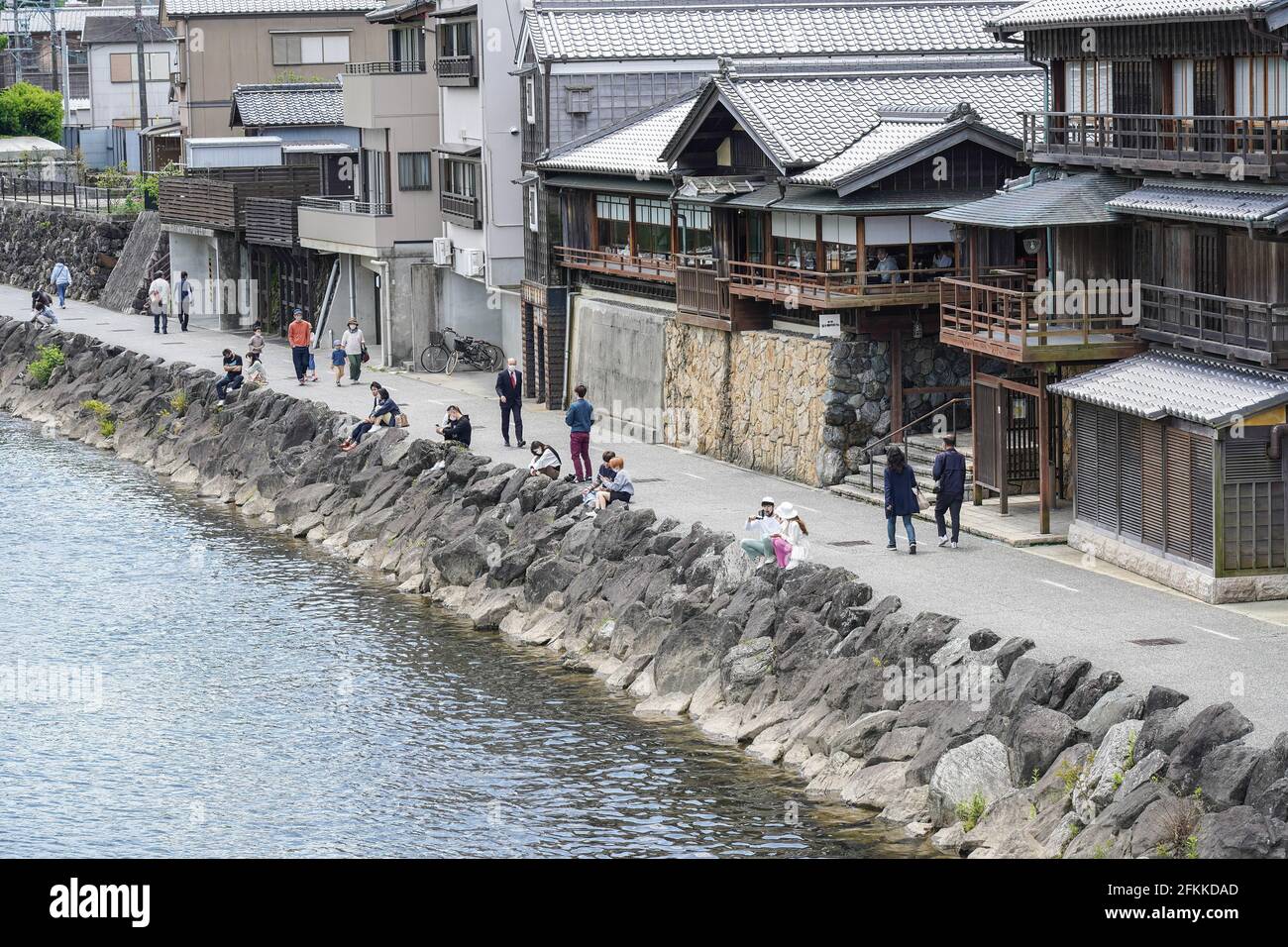 ISE, Japon. 1er mai 2021. Les gens s'assoient le long d'une rivière près du sanctuaire ISE Jingu pendant les vacances de la semaine d'or. Les leaders de la préfecture du Japon ont exhorté les habitants à éviter les déplacements inutiles, le pays étant confronté à une quatrième vague de pandémie du coronavirus avec moins de trois mois pour se rendre jusqu'aux Jeux olympiques de Tokyo. (Photo par Jinhee Lee/SOPA Images/Sipa USA) crédit: SIPA USA/Alay Live News Banque D'Images