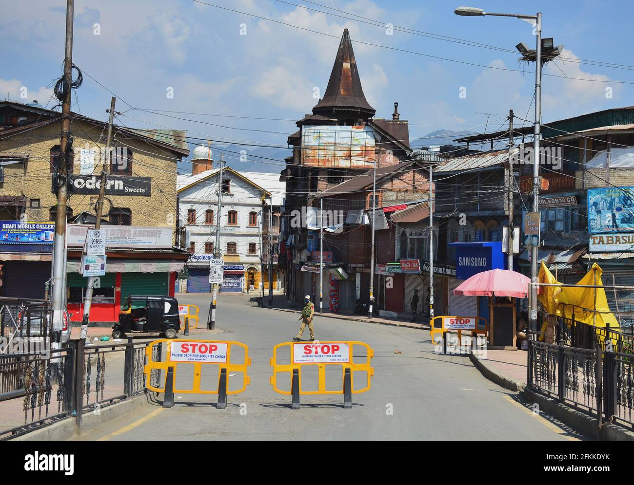 Un policier effectue des patrouilles sur le marché fermé au cours d'un confinement imposé par les autorités suite à l'augmentation des cas de coronavirus à Srinagar. Compte tenu de l'augmentation rapide des cas de Covid-19 dans la deuxième vague de la pandémie, le gouvernement de Jammu-et-Cachemire a prolongé le confinement actuel de la COVID-19 jusqu'en mai 06. Dimanche, Jammu-et-Cachemire a été témoin de la plus forte augmentation d'un jour de 3832 cas de COVID-19 avec 47 décès, le plus grand nombre de décès dans l'État depuis l'épidémie de coronavirus l'an dernier. Pendant ce temps, l'Inde a signalé 392,488 cas de coronavirus et plus de 3,689 décès au cours des 24 dernières heures Banque D'Images