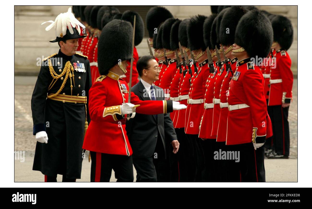 Tony Blair rencontre le Premier Ministre du Conseil d'Etat de la République populaire de Chine, S.E. M. Wen Jiabao dans la cour du Bureau de Foriegn pour inspecter la garde d'honneur, les premiers gardes de Grenadier Batalion de Queens co.pic David Sandison 10/5/2004 Banque D'Images