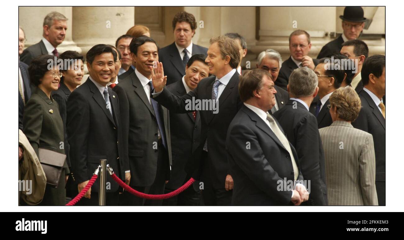 Tony Blair rencontre le Premier Ministre du Conseil d'Etat de la République populaire de Chine, S.E. M. Wen Jiabao dans la cour du Bureau de Foriegn pour inspecter la garde d'honneur, les premiers gardes de Grenadier Batalion de Queens co.pic David Sandison 10/5/2004 Banque D'Images