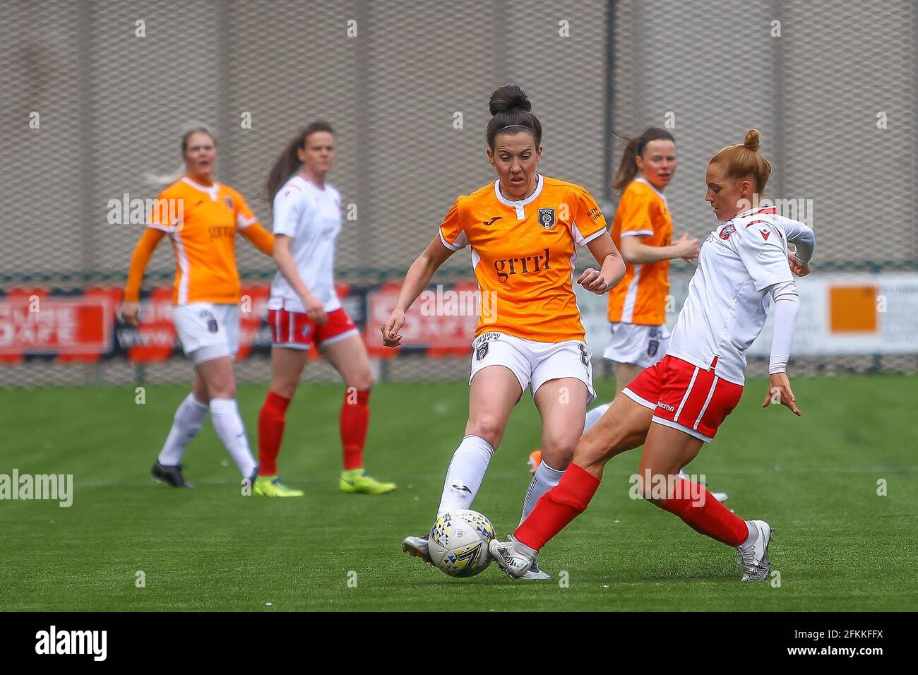 Cumbernauld, North Lanarkshire, Écosse, Royaume-Uni. 2 mai 2021. Michaela McAlonie (#7) de Spartans FC femmes défis Leanne Crichton (#8) de Glasgow City FC pendant la Scottish Building Society Scottish Women's Premier League 1 Fixture Glasgow City vs Spartans, Broadwood Stadium, Cumbernauld, North Lanarkshire. 02/05/2021 | Credit Colin Poultney/Alay Live News Banque D'Images