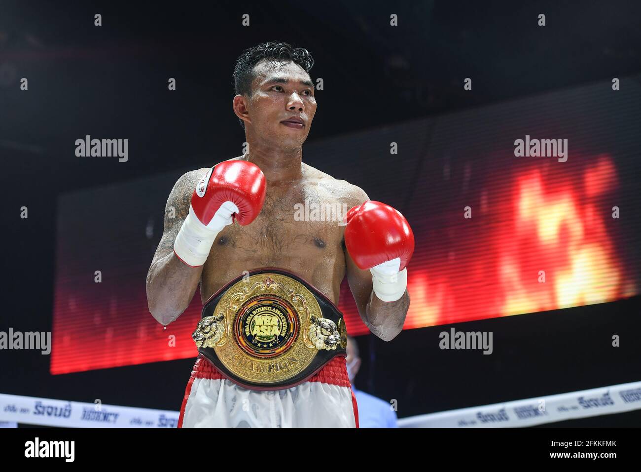 Bangkok, Thaïlande. 24 avril 2021. Teerachai Sithmorseng(Rouge) fête après  la marche contre Sirimongkol Singwancha(Bleu) pendant le combat pour le  titre vacant Interim WBA Asie Sud léger poids lourd au ring de boxe