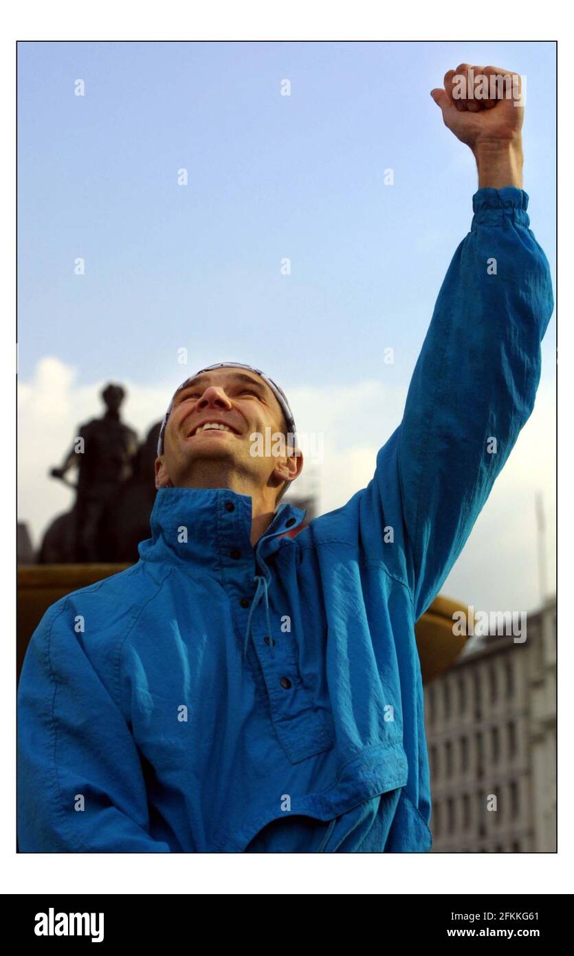 RÉCOMPENSEZ le DALAÏ LAMA... dans les premières heures de ce matin, Gary Connery est devenu le premier homme à descendre de la colonne de Nelsons de 120 pieds à Trafalgar Square, L'événement promu par "agir pour le Tibet" a été de mettre en évidence les événements au Tibet et de soutenir la position du Dalaï Lamas résistant à la présence chinoise au Tibet.à pic David Sandison 9/5/2003 Banque D'Images