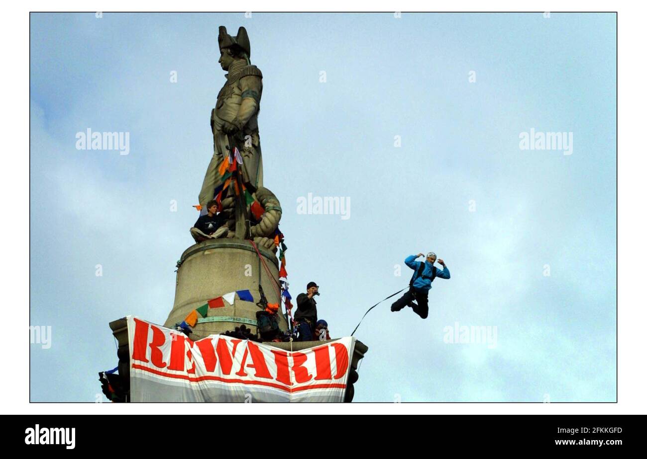 RÉCOMPENSEZ le DALAÏ LAMA... dans les premières heures de ce matin, Gary Connery est devenu le premier homme à descendre de la colonne de Nelsons de 120 pieds à Trafalgar Square, L'événement promu par "agir pour le Tibet" a été de mettre en évidence les événements au Tibet et de soutenir la position du Dalaï Lamas résistant à la présence chinoise au Tibet.à pic David Sandison 9/5/2003 Banque D'Images