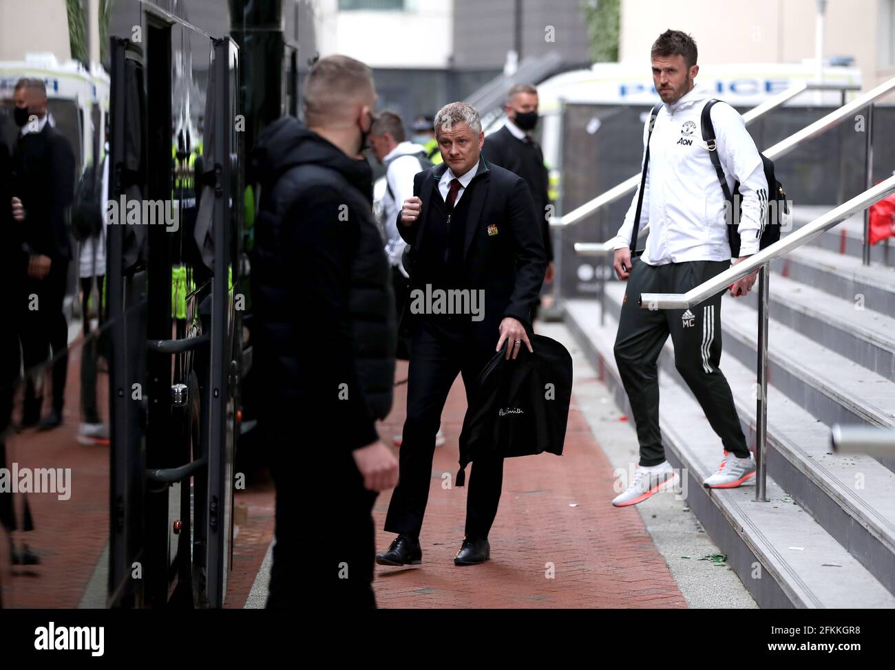 Ole Gunnar Solskjaer, directeur de Manchester United, et Michael Carrick, premier entraîneur d'équipe, quittent l'hôtel Lowry de Manchester, après que leur match de la Premier League contre Liverpool ait été reporté en raison d'une protestation des supporters contre les propriétaires de club de la famille Glazer. Date de publication : dimanche 2 mai 2021. Banque D'Images