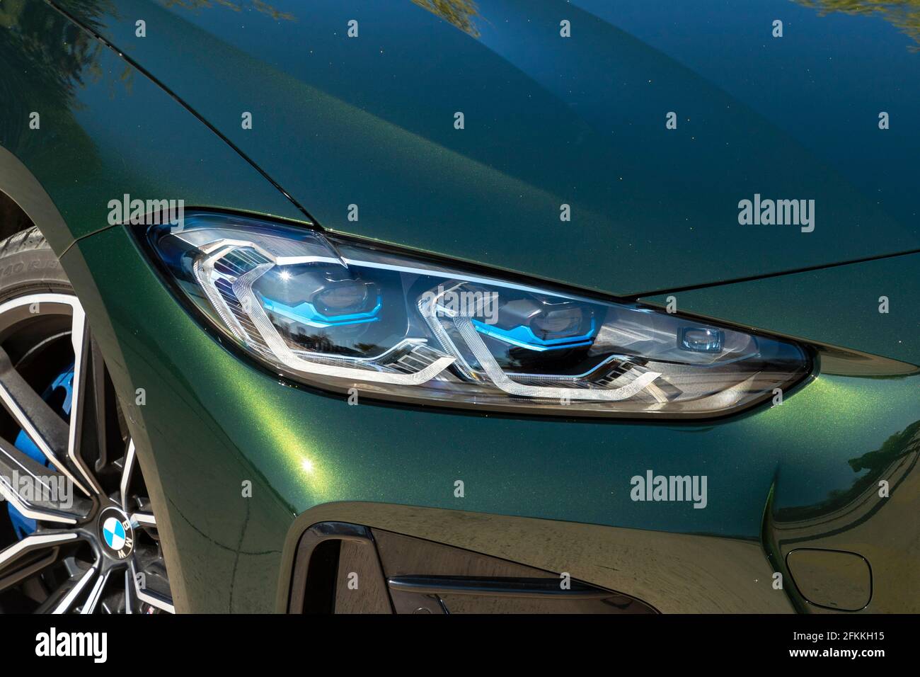 La BMW série 4 est une gamme de voitures de luxe compactes fabriquées par BMW. Un coupé BMW 420i vert est stationné sur la route. Banque D'Images