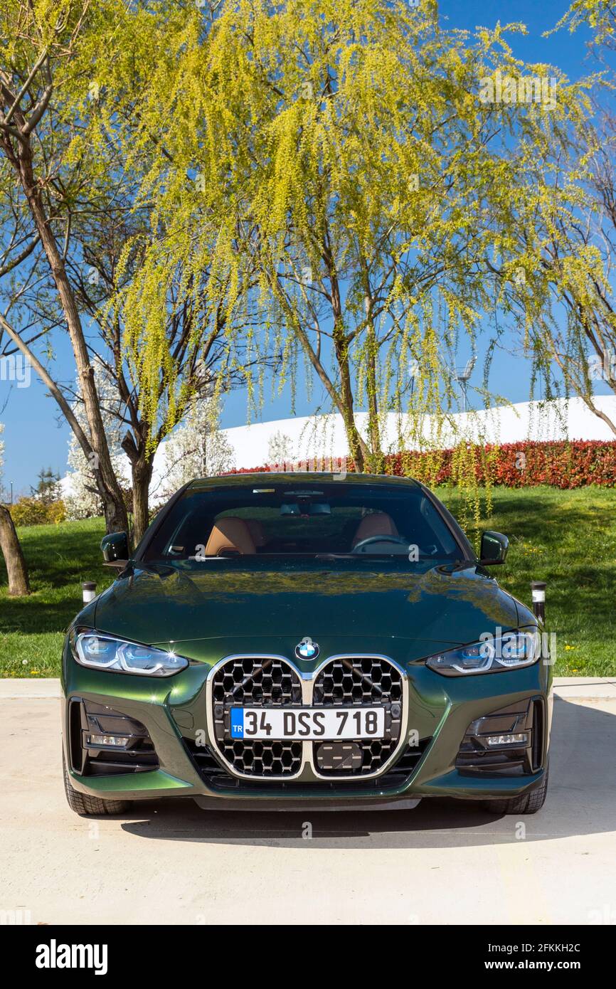La BMW série 4 est une gamme de voitures de luxe compactes fabriquées par BMW. Un coupé BMW 420i vert est stationné sur la route. Banque D'Images