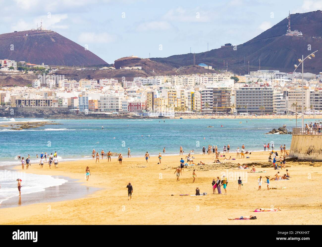 Las Palmas, Grande Canarie, Îles Canaries, Espagne. 1er mai 2021. Les  personnes arrivant de l'autobus de l'aéroport à Palmas sur Gran Canaria,  une destination de vacances populaire pour de nombreux vacanciers  britanniques.