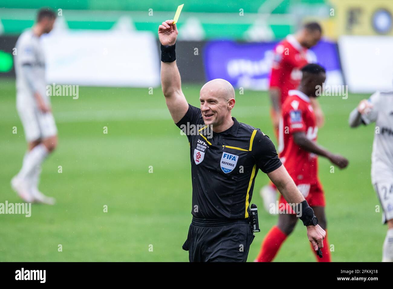 Varsovie, Pologne. 1er mai 2021. L'arbitre Szymon Marciniak présente une carte jaune lors du match de la Ligue PKO Ekstraklasa entre Legia Warszawa et Wisla Krakow au Stadion Miejski Legii Warszawa im. Marsza?ka Józefa Pi?sudskiego.score final; Legia Warszawa 0:0 Wisla Cracovie. Crédit : SOPA Images Limited/Alamy Live News Banque D'Images