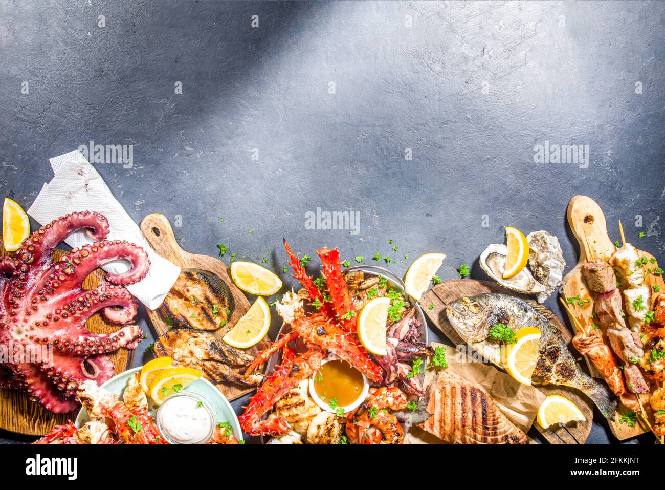 Assortiment divers barbecue cuisine méditerranéenne - poisson, pieuvre, crevettes, crabe, fruits de mer, moules, repas d'été barbecue fête, avec kebab, sauces, Banque D'Images