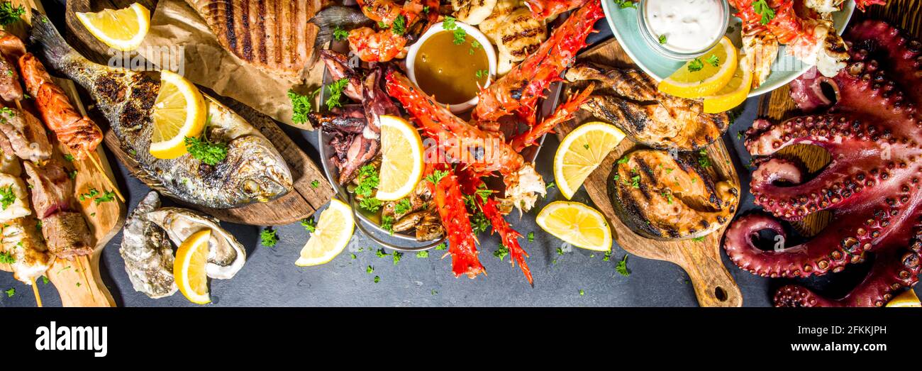 Assortiment divers barbecue cuisine méditerranéenne - poisson, pieuvre, crevettes, crabe, fruits de mer, moules, repas d'été barbecue fête, avec kebab, sauces, Banque D'Images