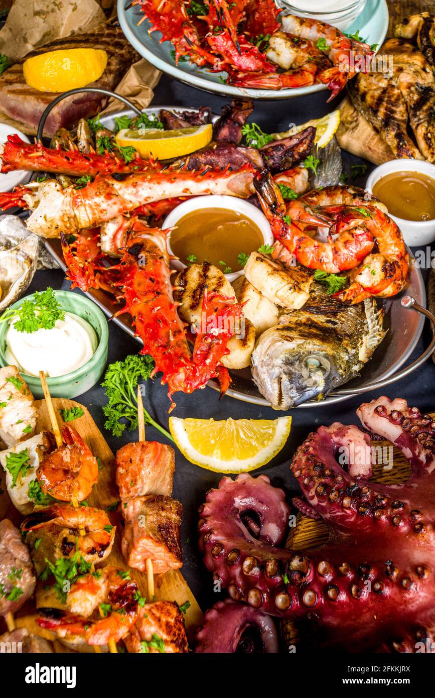 Assortiment divers barbecue cuisine méditerranéenne - poisson, pieuvre, crevettes, crabe, fruits de mer, moules, repas d'été barbecue fête, avec kebab, sauces, Banque D'Images