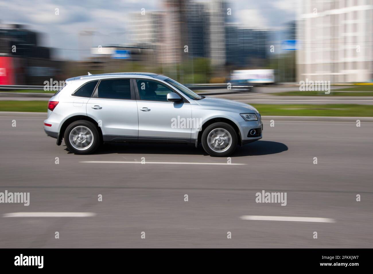 Ukraine, Kiev - 26 avril 2021 : la voiture Audi Q5 argentée se déplace dans la rue. Éditorial Banque D'Images