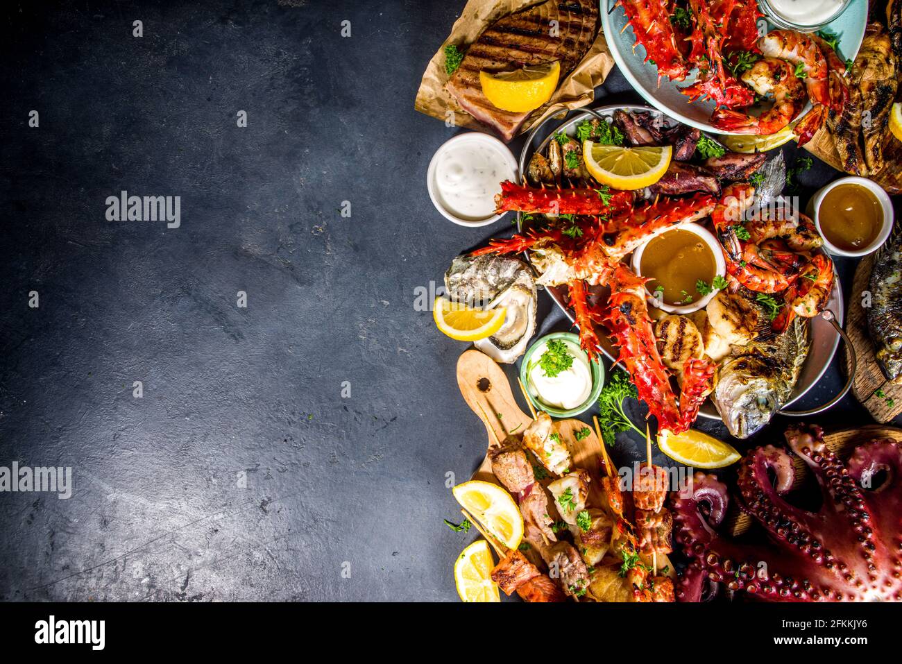 Assortiment divers barbecue cuisine méditerranéenne - poisson, pieuvre, crevettes, crabe, fruits de mer, moules, repas d'été barbecue fête, avec kebab, sauces, Banque D'Images