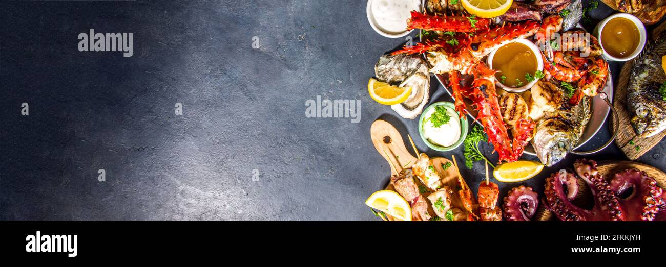 Assortiment divers barbecue cuisine méditerranéenne - poisson, pieuvre, crevettes, crabe, fruits de mer, moules, repas d'été barbecue fête, avec kebab, sauces, Banque D'Images
