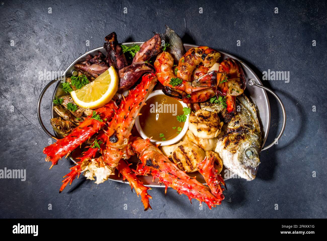 Assortiment divers barbecue cuisine méditerranéenne - poisson, pieuvre, crevettes, crabe, fruits de mer, moules, repas d'été barbecue fête, avec kebab, sauces, Banque D'Images