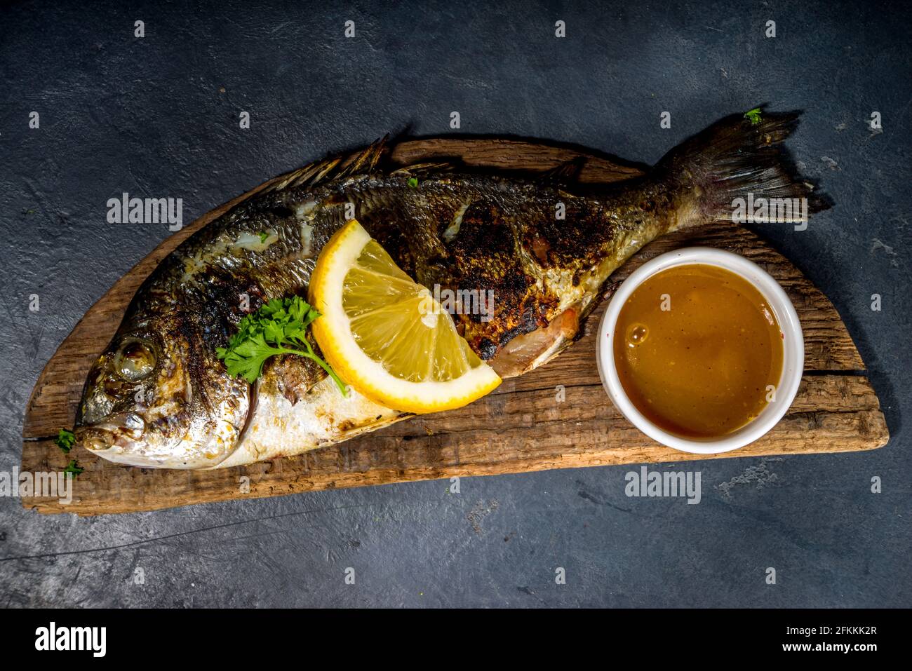 Poisson grillé aux épices et au citron, keto barbecue concept fod Banque D'Images