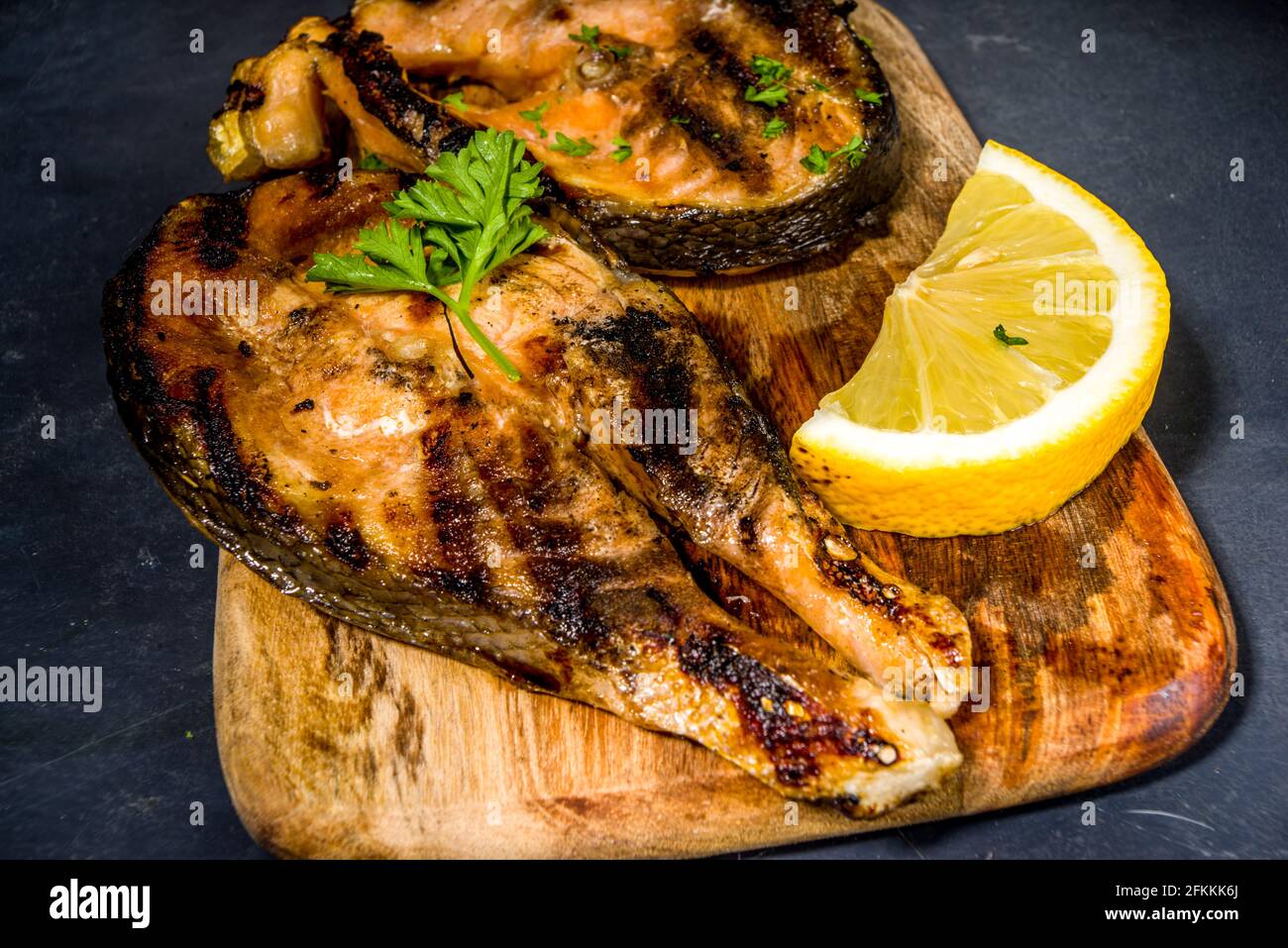 Steaks de saumon grillé aux épices et au citron, concept fod de Keto Diet au barbecue Banque D'Images