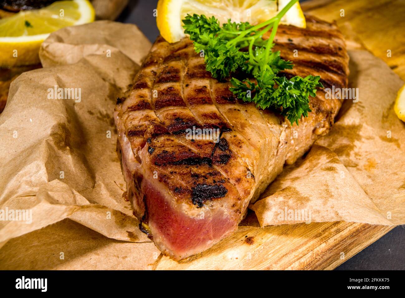Steak de thon grillé aux épices et au citron, concept de fod pour le keto-Diet au barbecue Banque D'Images