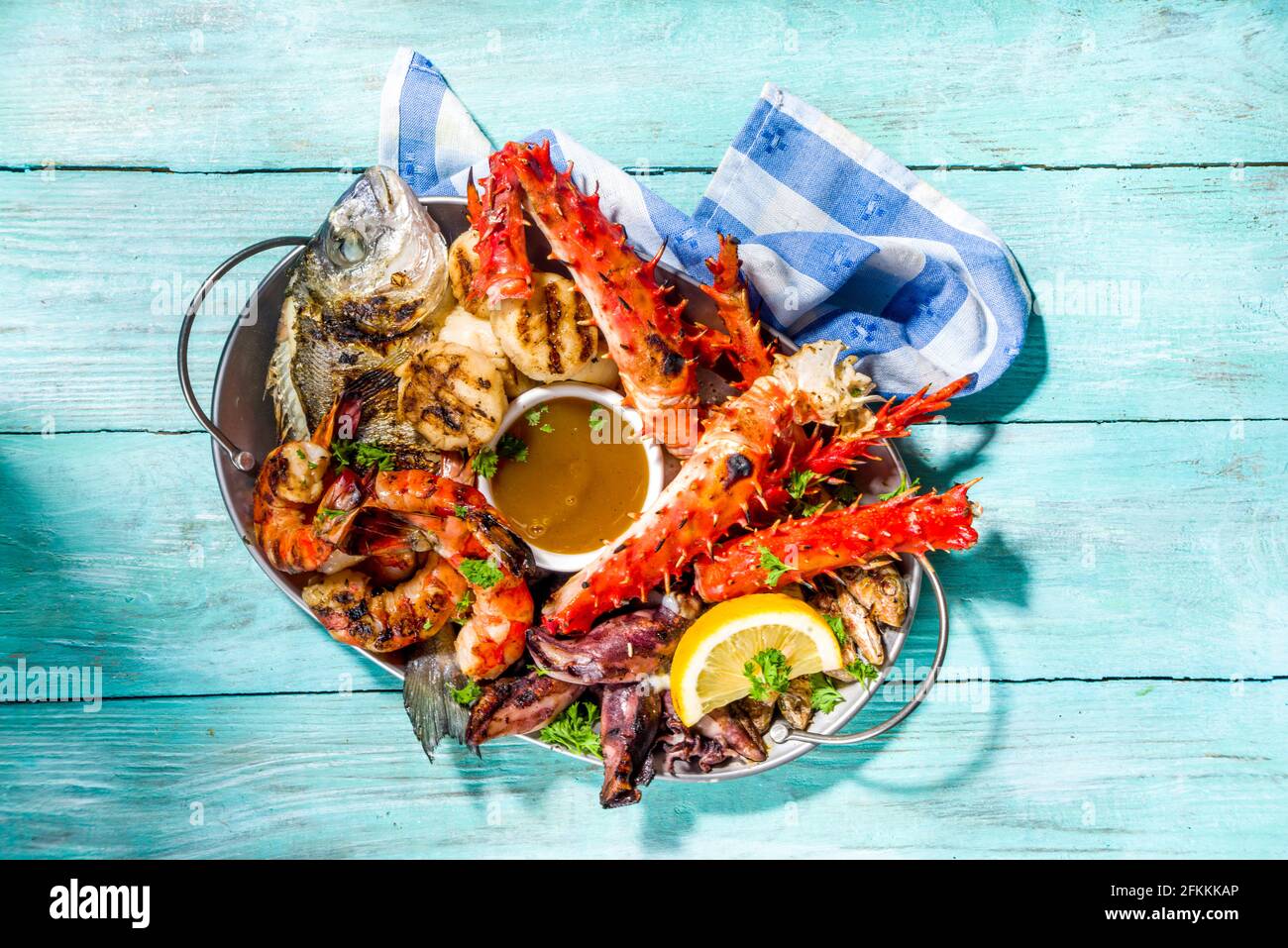 Assortiment divers barbecue cuisine méditerranéenne - poisson, pieuvre, crevettes, crabe, fruits de mer, moules, repas d'été barbecue fête, avec kebab, sauces, Banque D'Images