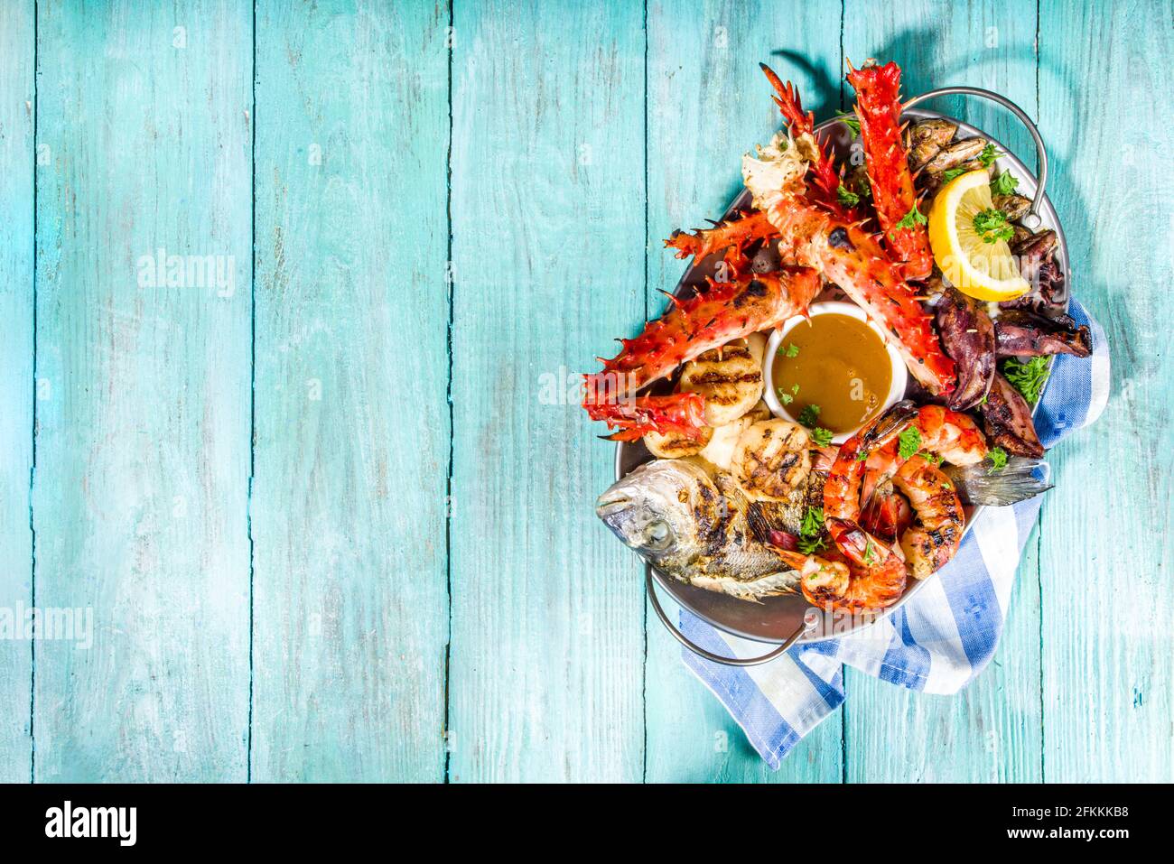 Assortiment divers barbecue cuisine méditerranéenne - poisson, pieuvre, crevettes, crabe, fruits de mer, moules, repas d'été barbecue fête, avec kebab, sauces, Banque D'Images