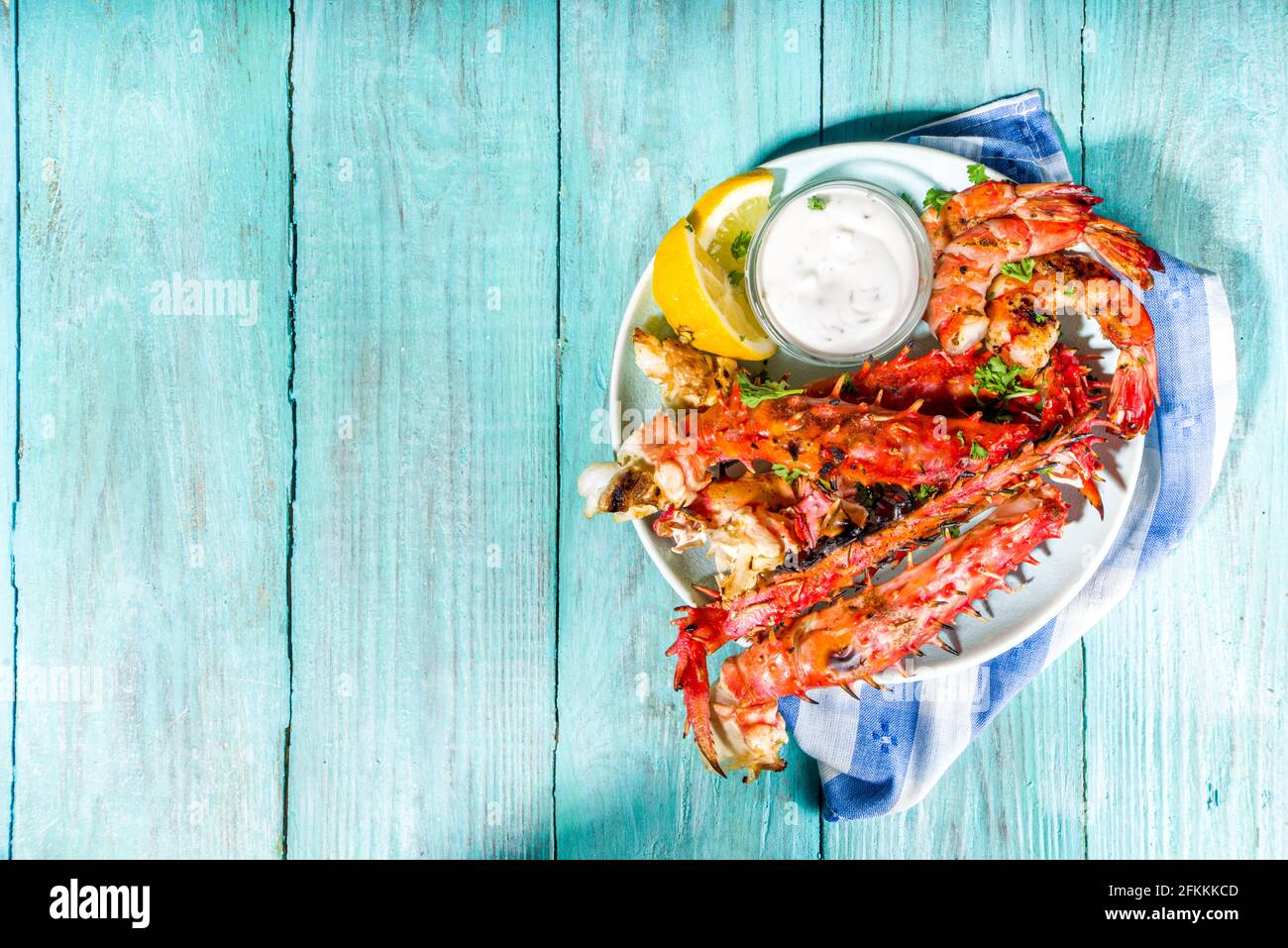 Assortiment divers barbecue cuisine méditerranéenne - poisson, pieuvre, crevettes, crabe, fruits de mer, moules, repas d'été barbecue fête, avec kebab, sauces, Banque D'Images