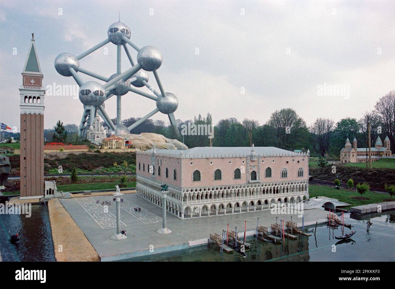 Mini-Europe, Palais des Doges et Campanile St Marc à Venise, quelques mois après son inauguration, avril 1990, en arrière-plan l'Atomium, Bruxelles, Belgique Banque D'Images