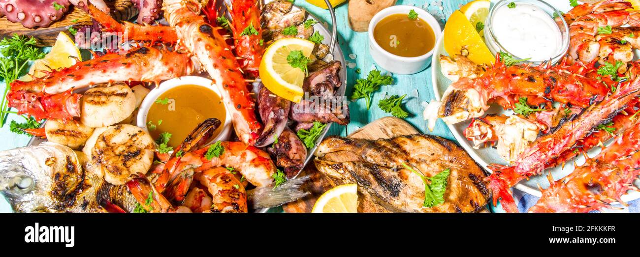 Assortiment divers barbecue cuisine méditerranéenne - poisson, pieuvre, crevettes, crabe, fruits de mer, moules, repas d'été barbecue fête, avec kebab, sauces, Banque D'Images