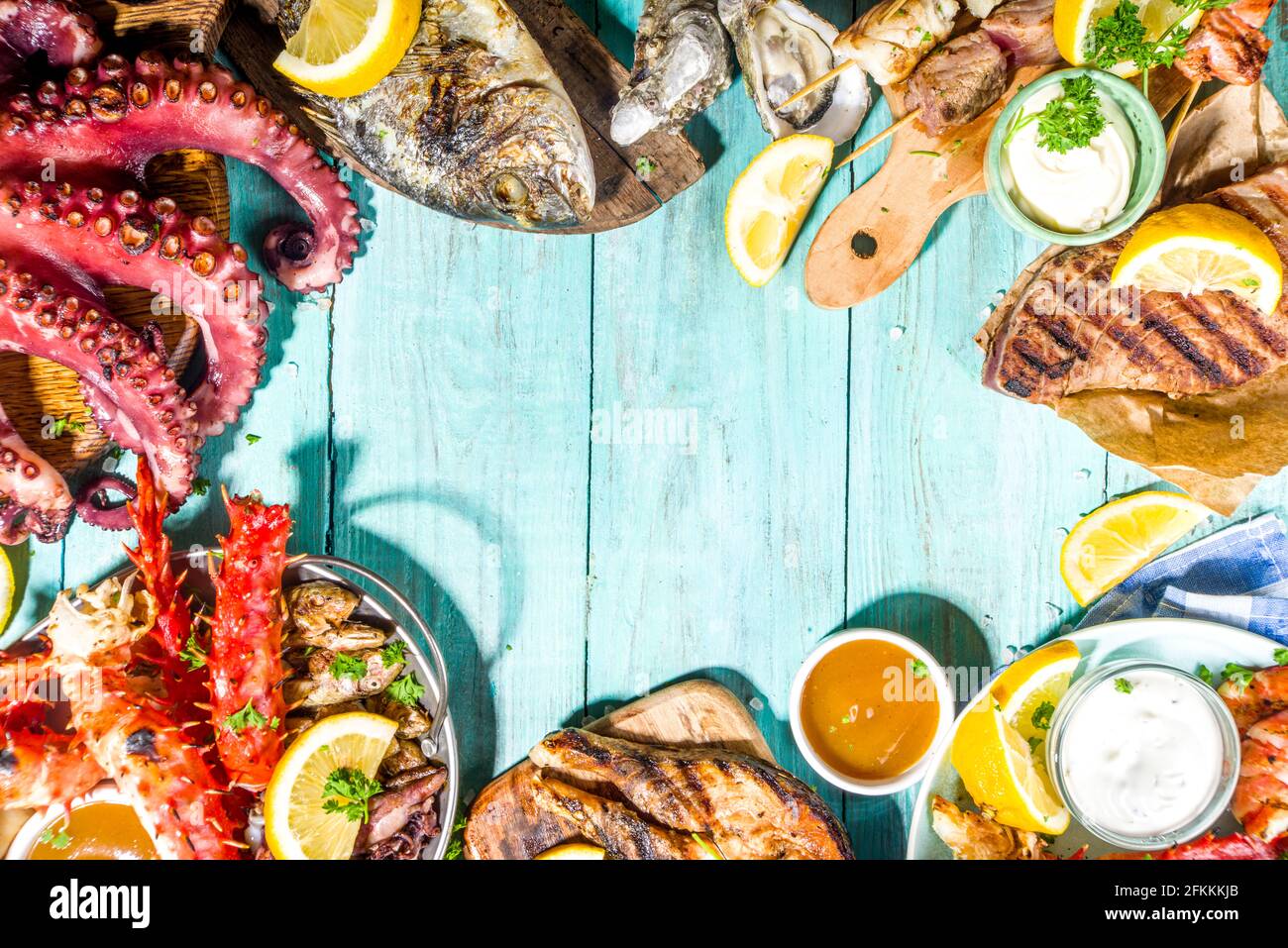 Assortiment divers barbecue cuisine méditerranéenne - poisson, pieuvre, crevettes, crabe, fruits de mer, moules, repas d'été barbecue fête, avec kebab, sauces, Banque D'Images