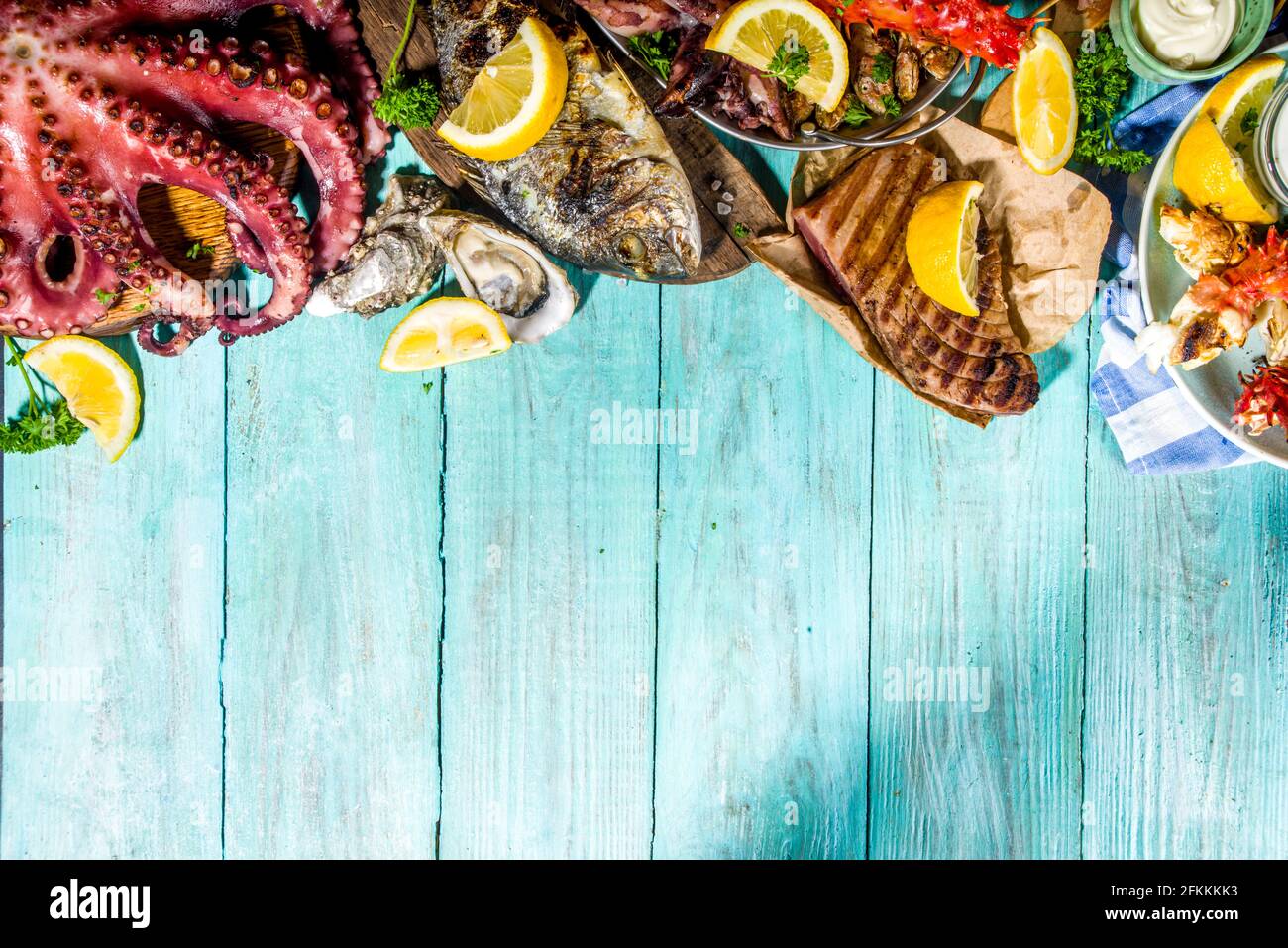 Assortiment divers barbecue cuisine méditerranéenne - poisson, pieuvre, crevettes, crabe, fruits de mer, moules, repas d'été barbecue fête, avec kebab, sauces, Banque D'Images