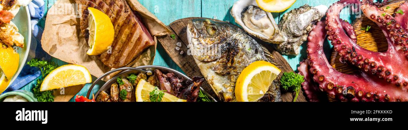 Assortiment divers barbecue cuisine méditerranéenne - poisson, pieuvre, crevettes, crabe, fruits de mer, moules, repas d'été barbecue fête, avec kebab, sauces, Banque D'Images