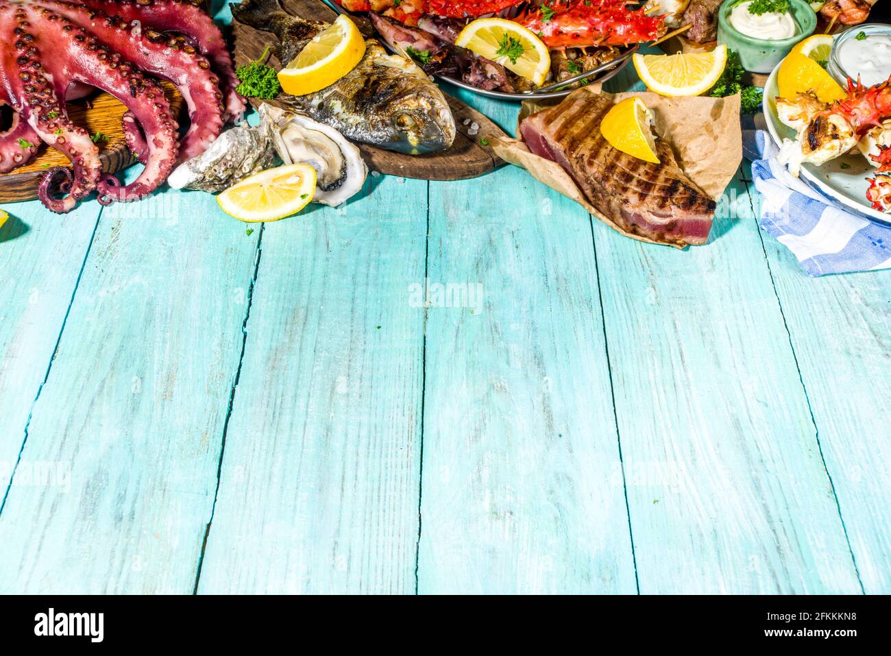 Assortiment divers barbecue cuisine méditerranéenne - poisson, pieuvre, crevettes, crabe, fruits de mer, moules, repas d'été barbecue fête, avec kebab, sauces, Banque D'Images
