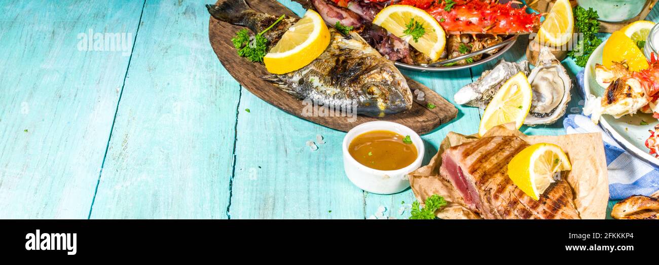 Assortiment divers barbecue cuisine méditerranéenne - poisson, pieuvre, crevettes, crabe, fruits de mer, moules, repas d'été barbecue fête, avec kebab, sauces, Banque D'Images