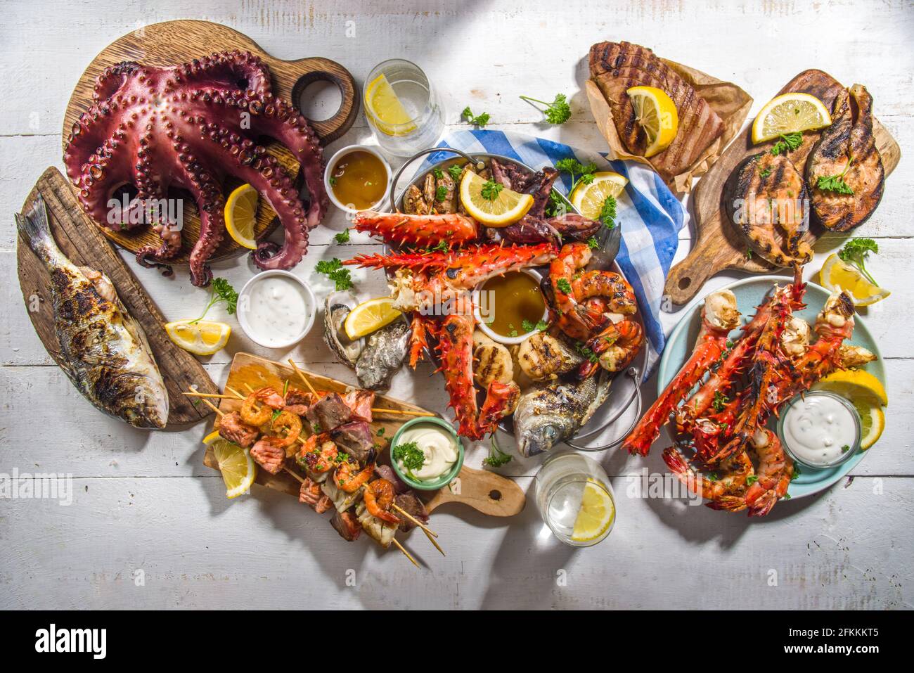 Assortiment divers barbecue cuisine méditerranéenne - poisson, pieuvre, crevettes, crabe, fruits de mer, moules, repas d'été barbecue fête, avec kebab, sauces, Banque D'Images
