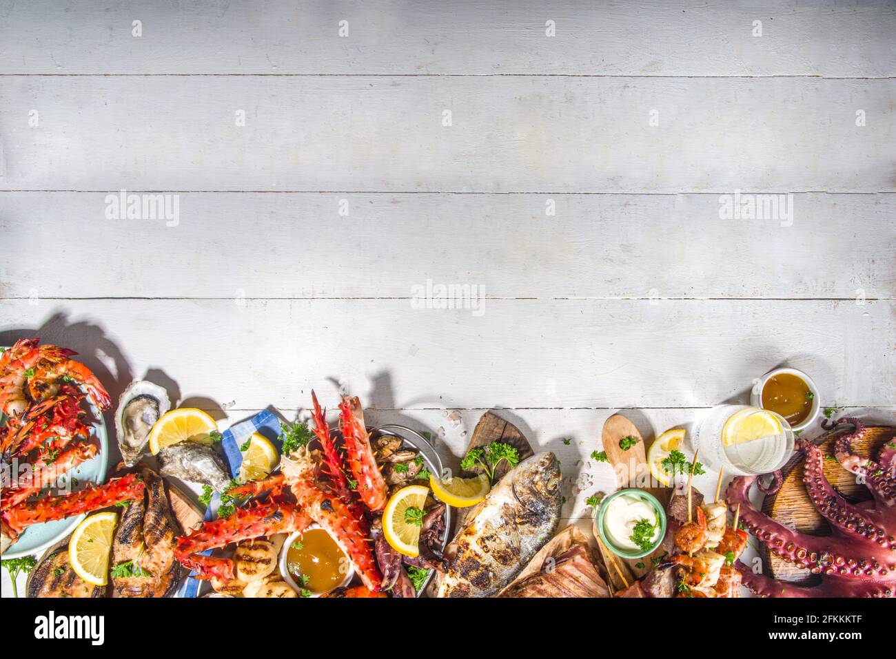Assortiment divers barbecue cuisine méditerranéenne - poisson, pieuvre, crevettes, crabe, fruits de mer, moules, repas d'été barbecue fête, avec kebab, sauces, Banque D'Images