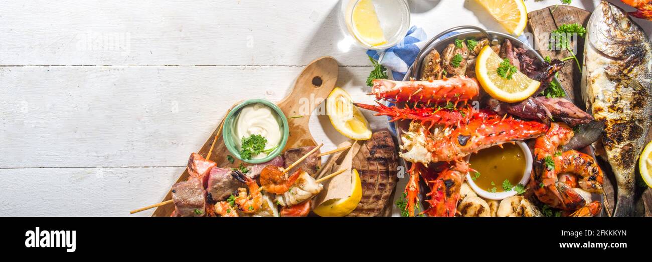 Assortiment divers barbecue cuisine méditerranéenne - poisson, pieuvre, crevettes, crabe, fruits de mer, moules, repas d'été barbecue fête, avec kebab, sauces, Banque D'Images