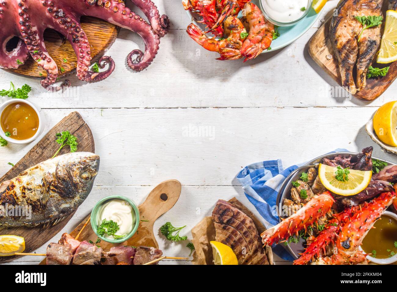 Assortiment divers barbecue cuisine méditerranéenne - poisson, pieuvre, crevettes, crabe, fruits de mer, moules, repas d'été barbecue fête, avec kebab, sauces, Banque D'Images