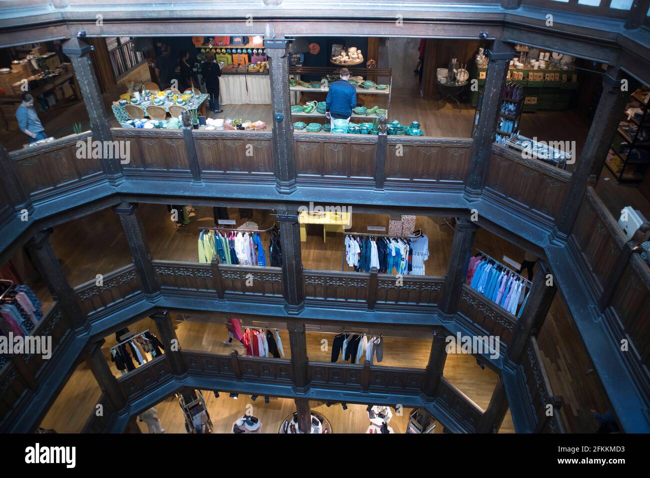 LONDRES, Royaume-Uni - 22 FÉVRIER 2020 : vue intérieure du centre commercial Liberty, l'un des plus anciens grands magasins de Londres. Banque D'Images
