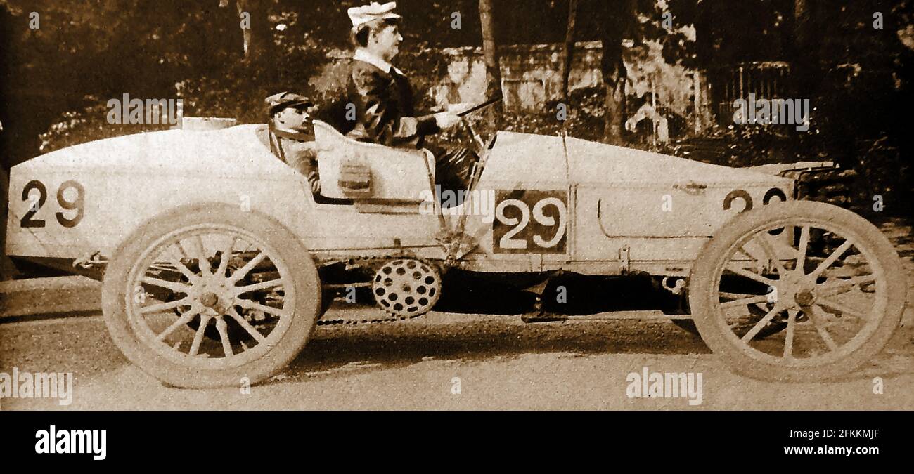 1902 Une Photo Ancienne Inhabituelle D Une Femme Pilote De Course Automobile Avec Un Copilote Male Dans Sa Voiture De Course A Chaine Photo Stock Alamy