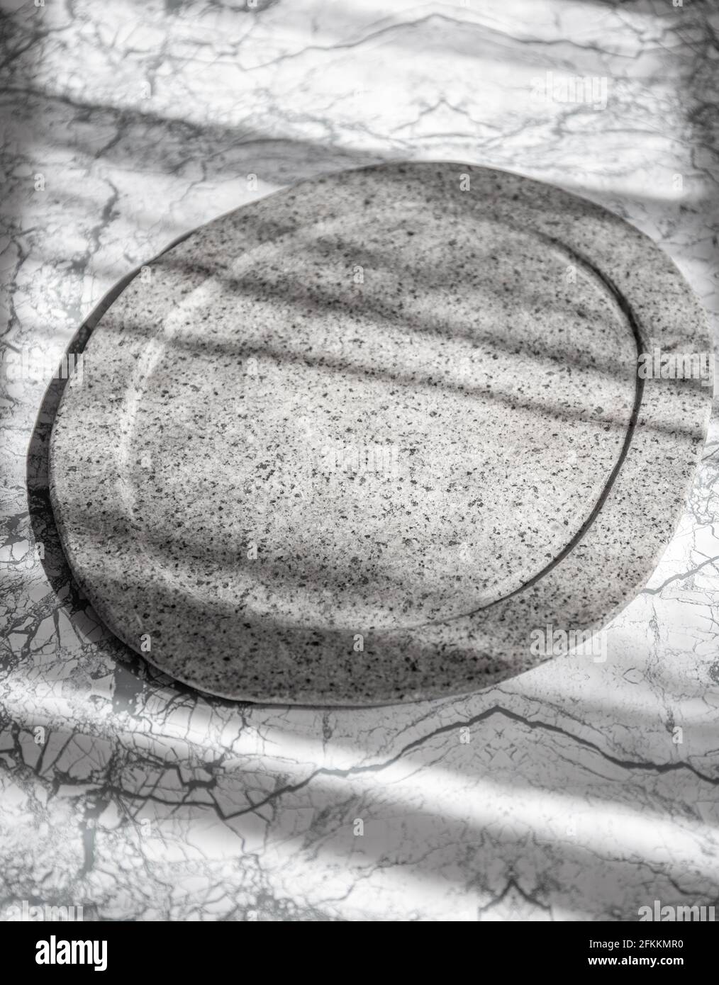 Ossobuco brut sur plaque grise en pierre, intensité de lumière du soleil Banque D'Images
