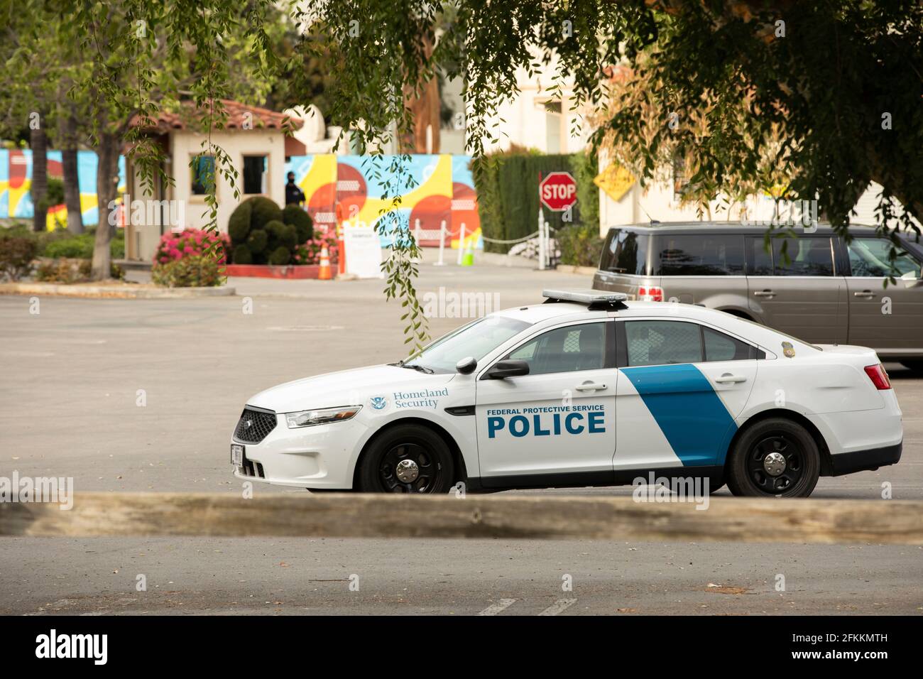 Pomona, Californie, États-Unis - 1er mai 2020 : un département de l'équipe de sécurité intérieure des parkings à l'extérieur du Pomona Fairplex, qui reçoit un afflux de Banque D'Images