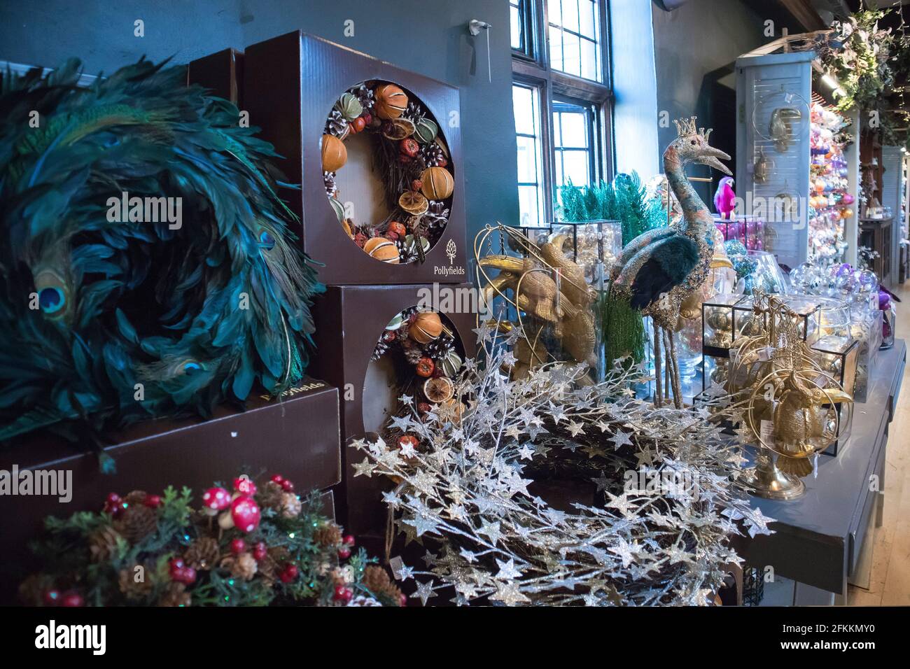 LONDRES, Royaume-Uni - 22 décembre 2020 : décorations de Noël dans le centre commercial Liberty, l'un des plus anciens grands magasins. Couronnes de Noël sous forme de Banque D'Images